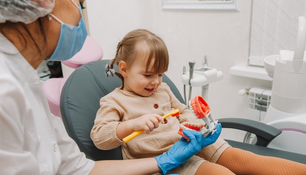 Wann sollte die erste zahnärztliche Untersuchung bei Kindern stattfinden?